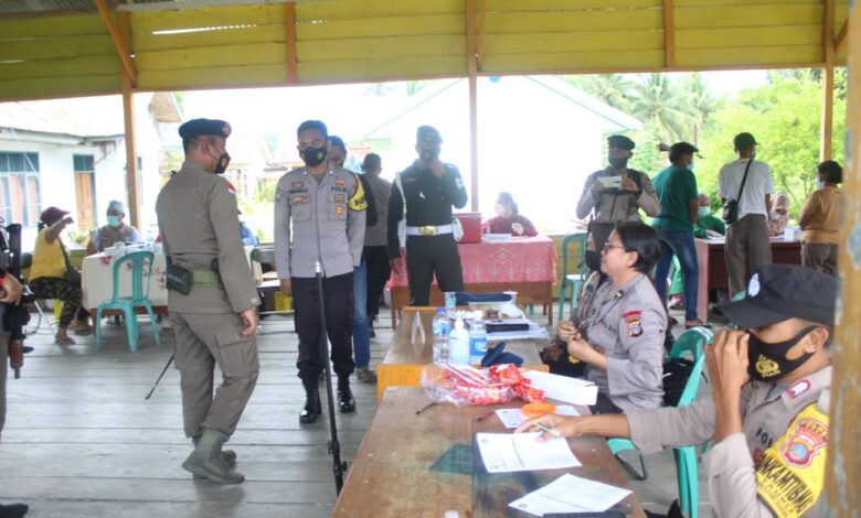 Photo of Bhakti Sosial di Poso, Satbrimob Polda Sulteng Target Vaksin 800 Orang