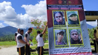 Photo of Polres Parimo dan Satgas Madago Raya Pasang Baliho DPO Di Sudut Jalan Desa