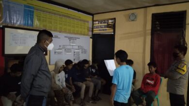 Photo of Dianggap Mengganggu Kamtibmas, Dua Anggota Polri di Poso Bina Anak-Anak Remaja