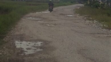 Photo of Takut Kecelakaan Warga di Dua Kecamatan Keluhkan Jalan Rusak