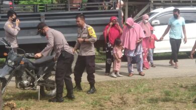 Photo of Polisi Jemput Warga Tamanjeka Pakai Truk Untuk Ikut Vaksinasi