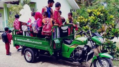 Photo of Setiap Hari Berjalan Kaki, Siswa Tanjung Lemo di Touna Butuh Bus Sekolah Antar Jemput