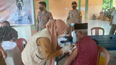 Photo of Genjot Vaksinasi, Polres Toli-Toli Sambangi Warga di Pusat Keramaian