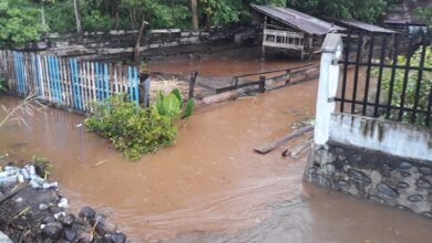 Photo of Akibat Gorong-Gorong Tersumbat Warga Uekuli Kebanjiran