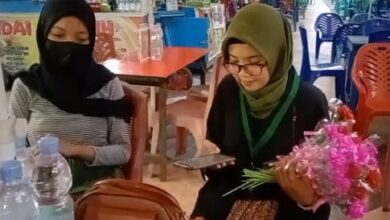 Photo of Peringati Hari Ibu, Pengurus Kohati Poso Tebarkan Kasih Sayang Melalui Pembagian Bunga