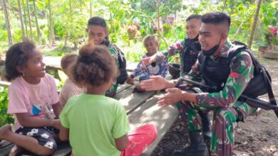 Photo of Bertugas di Tapal Batas Anggota Satgas Pamtas Yonif 711 Bergembira Bersama Anak-Anak