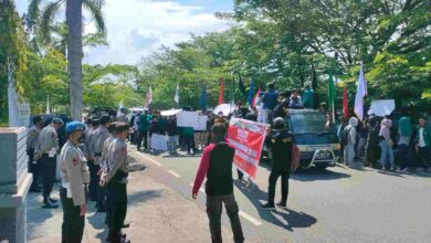 Photo of Ratusan Mahasiswa Poso Demo Presiden 3 Periode dan Keluhkan Harga Bahan Pokok Naik