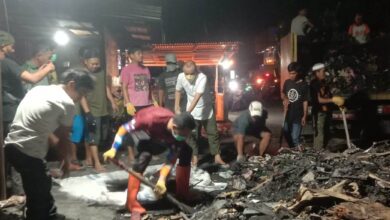 Photo of Tiga Pilar bersama Warga Kerja Bakti Bersihkan Puing-Puing Kebakaran Ruko di Lokasi Bekas Pasar Poso