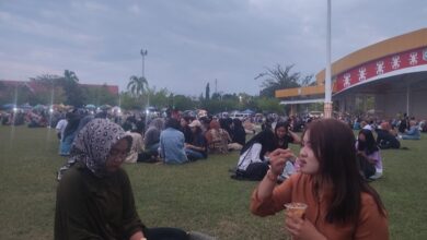 Photo of Dipadati Warga Lapangan Alun-Alun Jalur Dua Poso Masih Menjadi Favorit Tempat Bukber