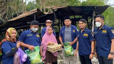 Photo of Pengurus AMPI Poso Serahkan Sembako Hingga Bagi-Bagi Takjil