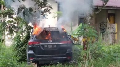 Photo of Tabrak Dua Warga Hingga Tewas, Mobil Fortuner Dibakar Massa, Pelaku Tengah Diperiksa