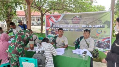 Photo of Tiga Ribu Warga Poso Dapat Bantuan Uang Minyak Goreng Dari TNI