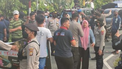 Photo of Terus Menuntut Kasus Kematian Qidam, Keluarga Korban Maki-Maki Polisi Poso Hingga Terjadi Penghadangan Kendaraan