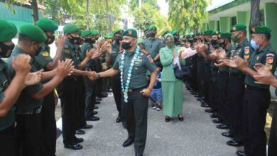 Photo of Letkol Inf Hasroel Tamin Jabat Dandim 1307 Poso, Kedatangannya Meriah Disambut Pengalungan Bunga