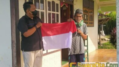 Photo of Bagikan Bendera Indonesia, Satgas Madago Raya Gelorakan Cinta NKRI di Daerah Operasi