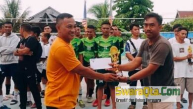 Photo of Anak Batas FC Juara 1 Turnamen Futsal Karang Taruna, Pemuda Desa Kilo Peduli Terhadap Prestasi