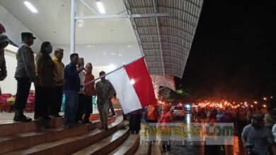 Photo of Ratusan Warga KKIG Poso Gelar Pawai Obor, Peringati Hari Patriotik