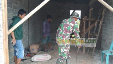 Photo of Babinsa Tamadue Bantu Ringankan Masyarakat Pedesaan Dengan Gotong Royong