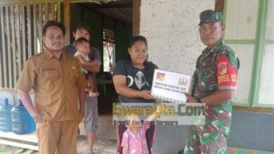 Photo of Kepedulian di Masyarakat, Babinsa Desa Kuku Bantu Anak Stunting