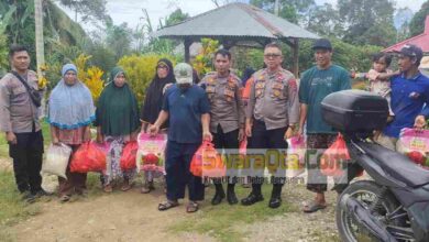 Photo of Kapolsek Poso Pesisir dan Tim Satgas Preemtif OPS Madago Raya Berikan Bantuan Sembako Ke Warga Tamanjeka