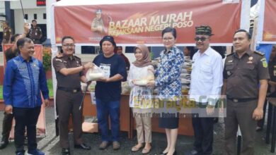 Photo of Bantu Warga Jelang Ramadan 1444 H, Kajari Poso Sediakan Sembako Murah