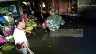 Photo of Babinsa Bantu Warga Terdampak Banjir di Morut