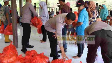 Photo of Polres Morowali Bagikan Sembako Bagi Warga Trans Kabera