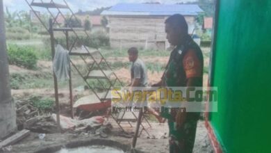 Photo of Peduli Warga Binaan, Babinsa Siliwanga Bantu Pembangunan Rumah