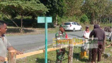 Photo of Kepedulian, Babinsa Saluaba Pasang Pagar Warga Persiapan Lomba