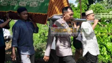 Photo of Selalu Bersama Masyarakat, Bhabinkamtibmas Polsek Poso Pesisir Pikul Keranda Jenazah