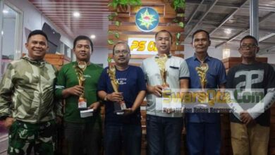 Photo of Dandim 1307 Poso Serahkan Hadiah Pemenang Lomba Kartu Remi HUT Korem ke 62