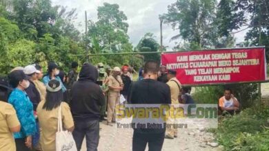 Photo of Ada Galian C Ilegal, Warga Desa Meko Tutup Jalan