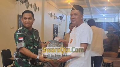 Photo of Jelang Idul Fitri 1445 H, Dandim Poso Bagikan Bingkisan Untuk Jurnalis