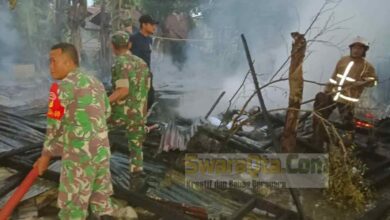 Photo of Rumah Terbakar, Anggota Koramil 1307-09/Poso Gerak Cepat Bantu Damkar Padamkan Api