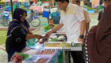 Photo of Darmin Sigilipu Serbu Pasar Ramadhan Poso, Pedagang Gembira Jualan Diborong