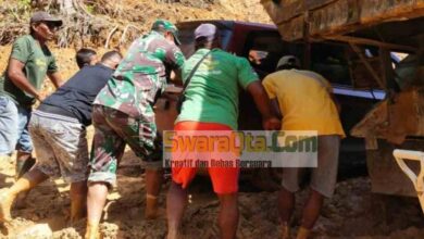 Photo of Terjebak Lumpur, Babinsa Koramil 11 Pamona Selatan Bantu Pengendara di Lokasi Longsor