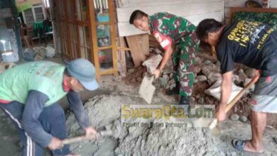 Photo of Jadi Buruh Bangunan, Babinsa Koramil Bada Terlibat Renovasi Rumah Warga Kurang Mampu