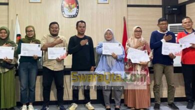 Photo of Antusias Mencoblos KPU Poso Serahkan Hadiah Pemenang Lomba Selfie, Tiktok dan TPS Terunik