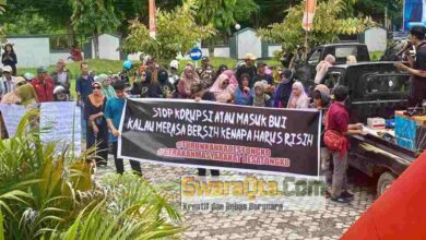 Photo of Diduga Korupsi, Warga Desa Tongko Demo Kades