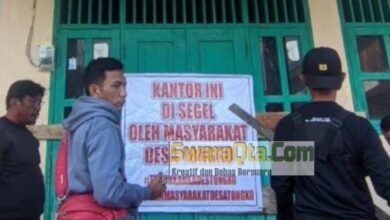 Photo of Kecewa Dengan Pemda, Warga Segel Kantor Desa Tongko