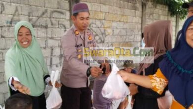 Photo of Datangi Warga Polsek Poso Pesisir Selatan Berbagi Daging Kurban