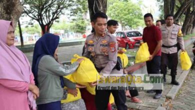 Photo of Membantu Kesulitan Warga, Satgas Madago Raya Berikan Bantuan Kursi Roda dan Sembako