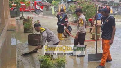 Photo of Terjadi Banjir, Polsek Pesisir Selatan Gerak Cepat Lakukan Pembersihan Rumah Warga