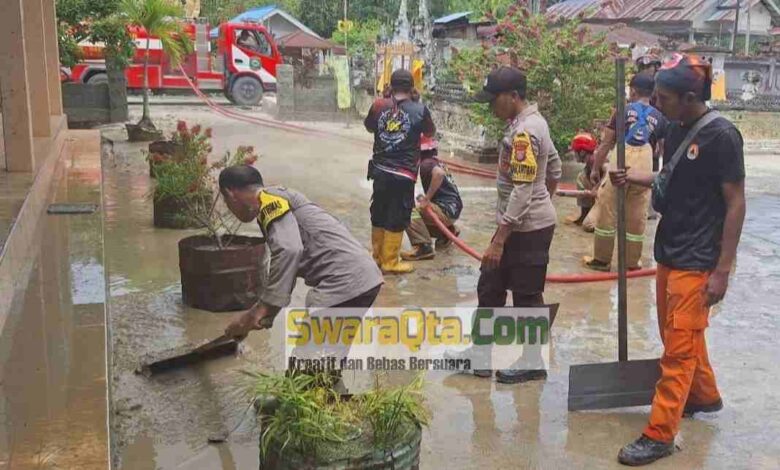 Photo of Terjadi Banjir, Polsek Pesisir Selatan Gerak Cepat Lakukan Pembersihan Rumah Warga