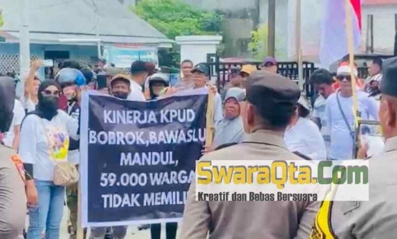 Photo of Ratusan Warga Berunjuk Rasa Akibat Ribuan Pemilih di Poso Tidak Bisa Mencoblos Pilkada