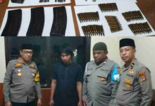 Photo of Warga Serahkan Senjata dan Amunisi ke Polsek Poso Pesisir