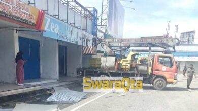 Photo of Kompleks Pertokoan Poso Dibongkar, Warga Marah