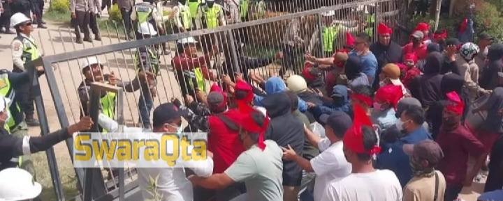 Photo of Kesepakatan Diabaikan, PT CPM Diseruduk Massa