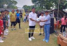 Photo of Askab PSSI Poso Salurkan Bantuan Bola Program FIFA, Dukung Pembinaan Usia Anak