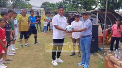 Photo of Askab PSSI Poso Salurkan Bantuan Bola Program FIFA, Dukung Pembinaan Usia Anak
